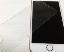 割れたガラスフィルムが剥がれない!iPhoneを傷つけない剥がし方は?